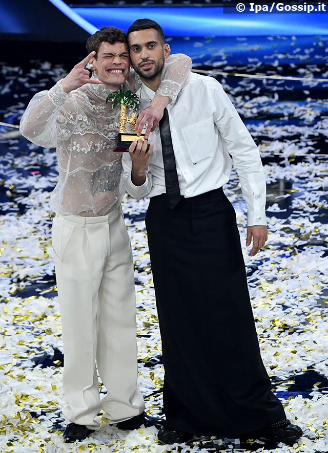 Mahmood, 29 anni, e Blanco, 18, festeggiano sul palco dell'Ariston dopo la vittoria a Sanremo 2022